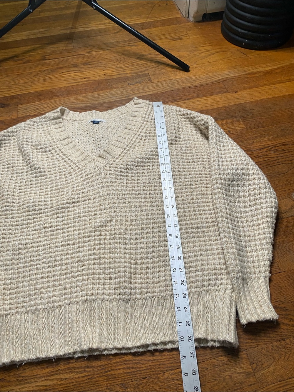 American Eagle Cream Chunky V-Neck Sweater Size Small (oversized) - Picture 3 of 7